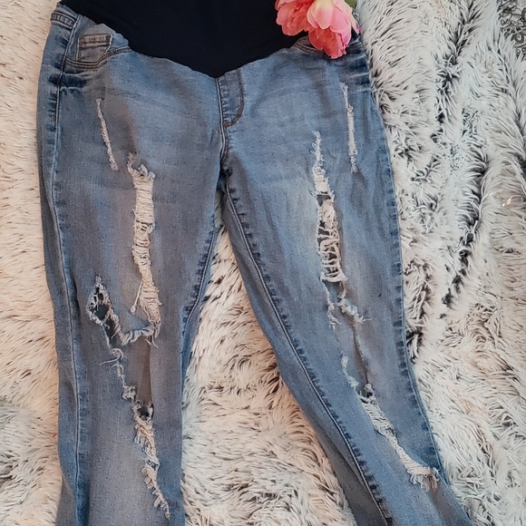 Wripped Maternity Jean's - Picture 2 of 4